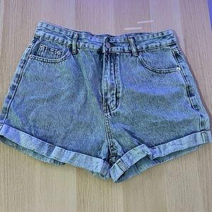SHEIN FLY CUFFED HEM DENIM SHORTS LIGHT WASHED